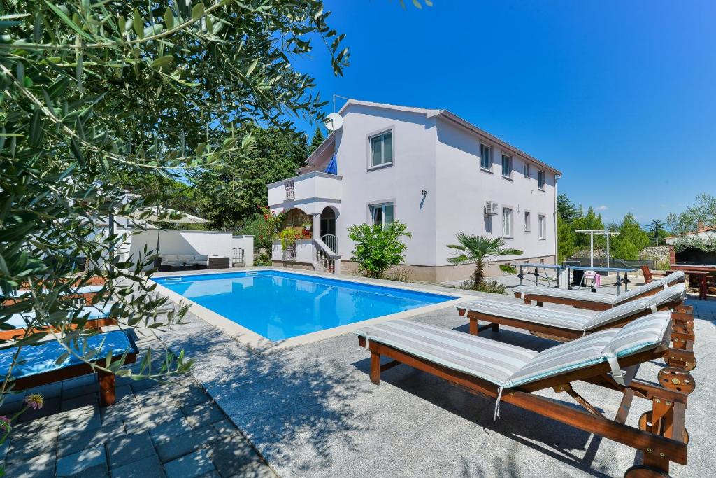 eine Villa mit einem Pool und einem Haus in der Unterkunft Apartments Crno in Zadar