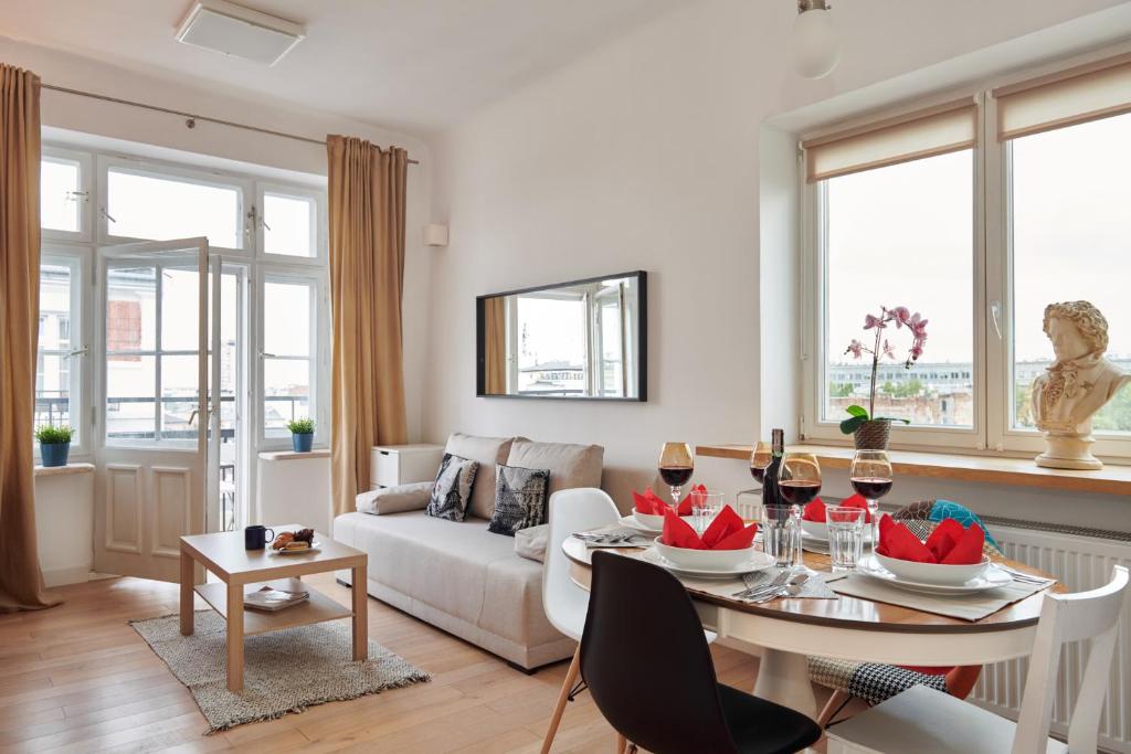 un soggiorno con divano bianco e tavolo di Apartments Górskiego Warsaw by Renters a Varsavia