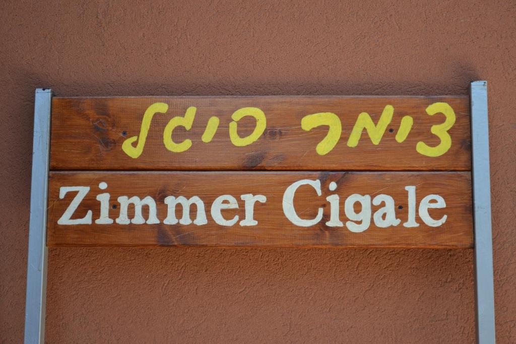 un cartel en una pared que lee círculos de zimmer en zimmer cigale, en Odem