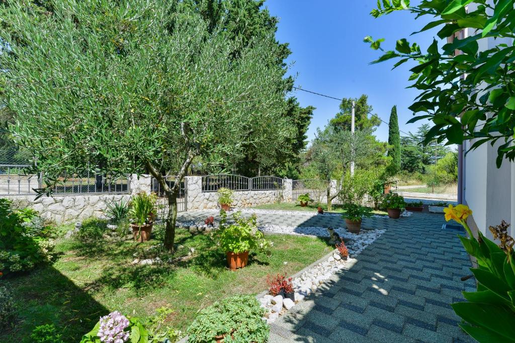 Vonkajšia záhrada v ubytovaní Apartments Crno