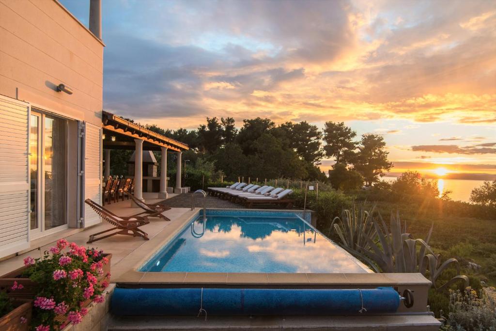 uma piscina no quintal de uma casa em Villa Gumonca em Supetar