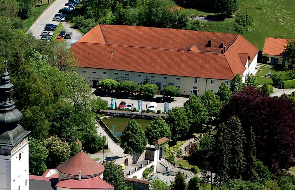 an aerial view of a large building with a roof at Schlossbrauerei Weinberg - Erste oö. Gasthausbrauerei in Kefermarkt