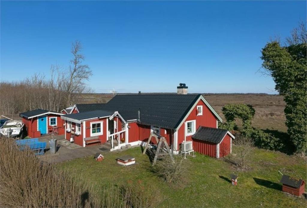 Une rangée de maisons sur une colline herbeuse dans l'établissement Unikt läge med stora Alvaret som närmsta granne, à Mörbylånga