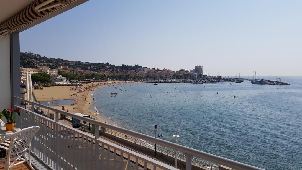 een balkon met uitzicht op het strand en de oceaan bij Appartement Anna Grande Vue Mer in Sainte-Maxime