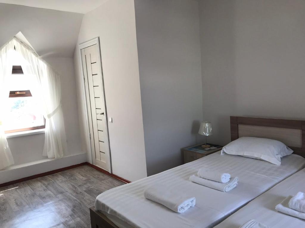 1 dormitorio con 1 cama con 2 toallas en Akbulak, en Almaty