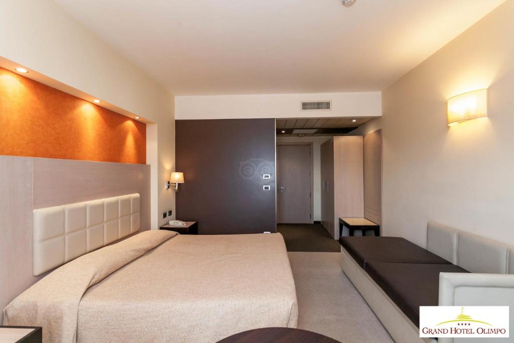 Postel nebo postele na pokoji v ubytování Grand Hotel Olimpo