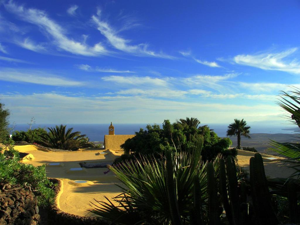 Blick auf das Meer von einem Resort mit Palmen in der Unterkunft Casa Feliz in Tías