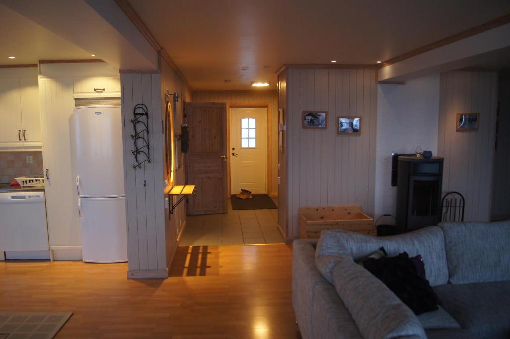 a living room with a couch and a kitchen at Brostigen 8, Vemdalsskalet in Vemdalen