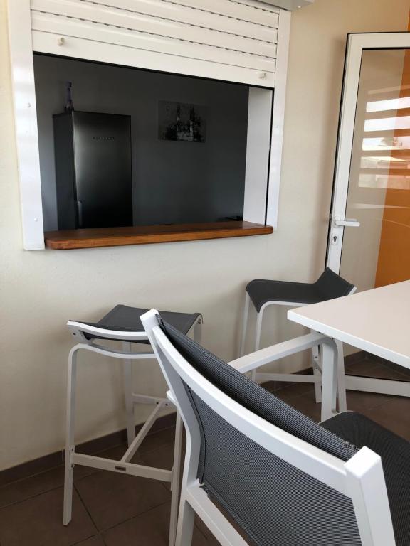 TV a/nebo společenská místnost v ubytování Appartement résidentiel