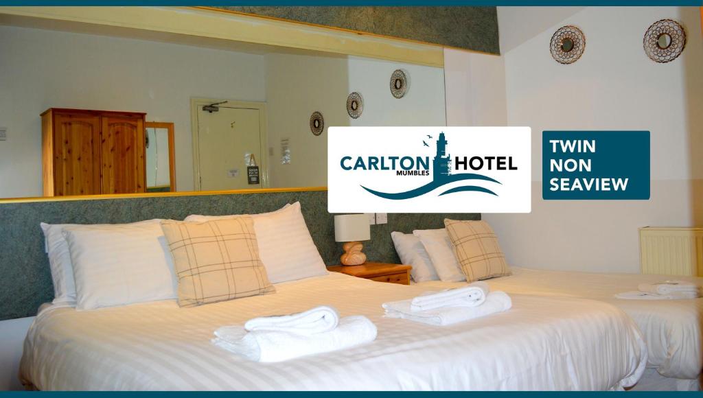 Postel nebo postele na pokoji v ubytování The Mumbles Carlton Hotel