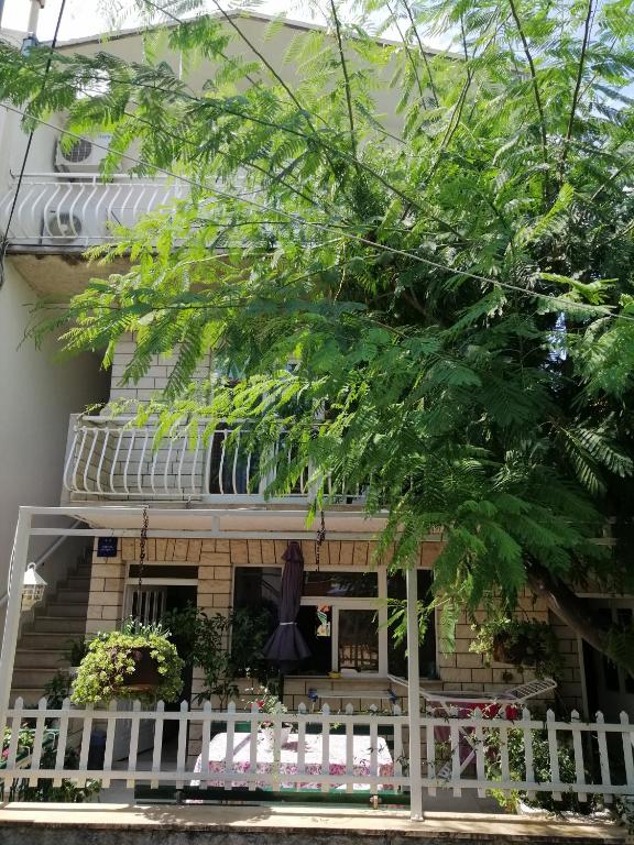 a white fence in front of a building at Apartment Jadranka in Makarska