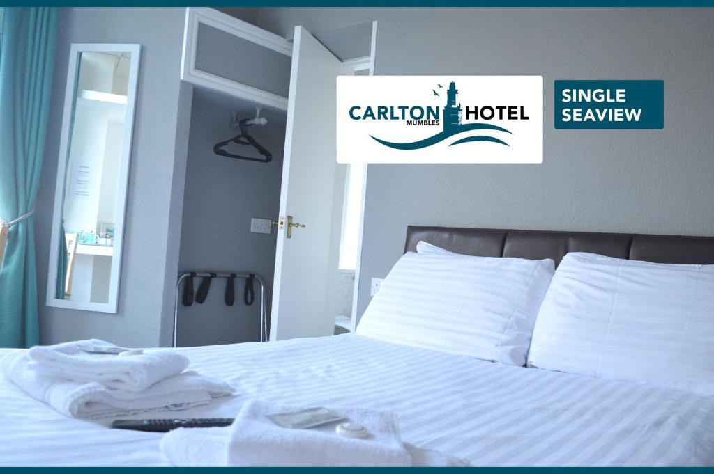 Postel nebo postele na pokoji v ubytování The Mumbles Carlton Hotel