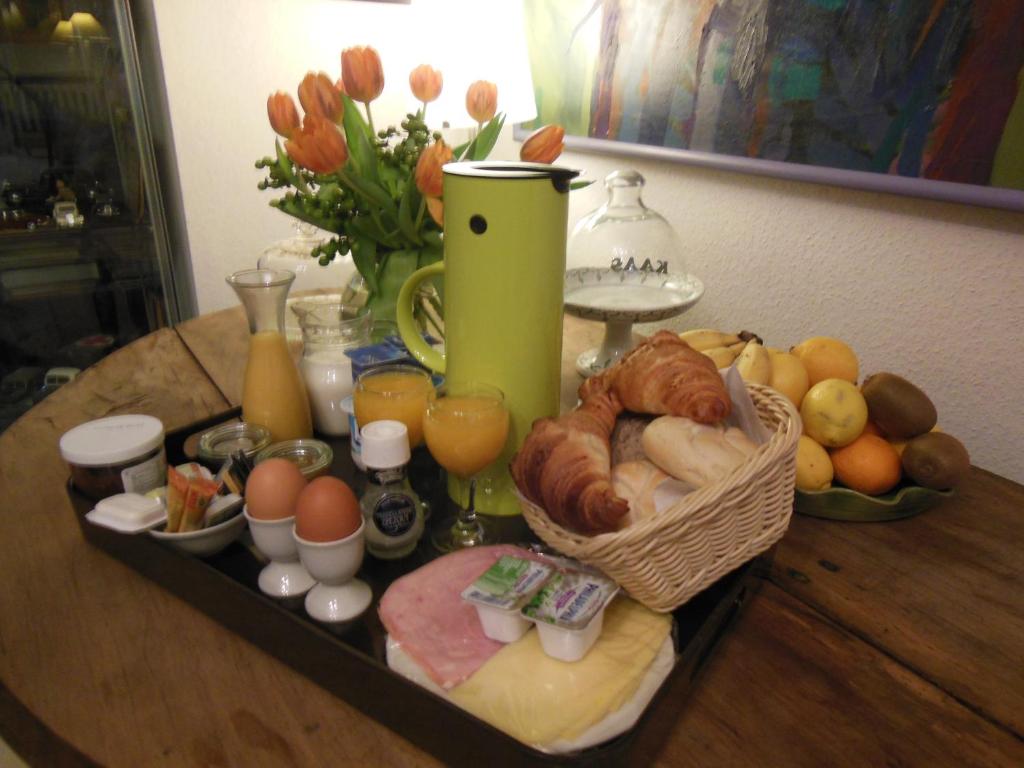 una bandeja de alimentos para el desayuno en una mesa en ambrosius, en Brujas