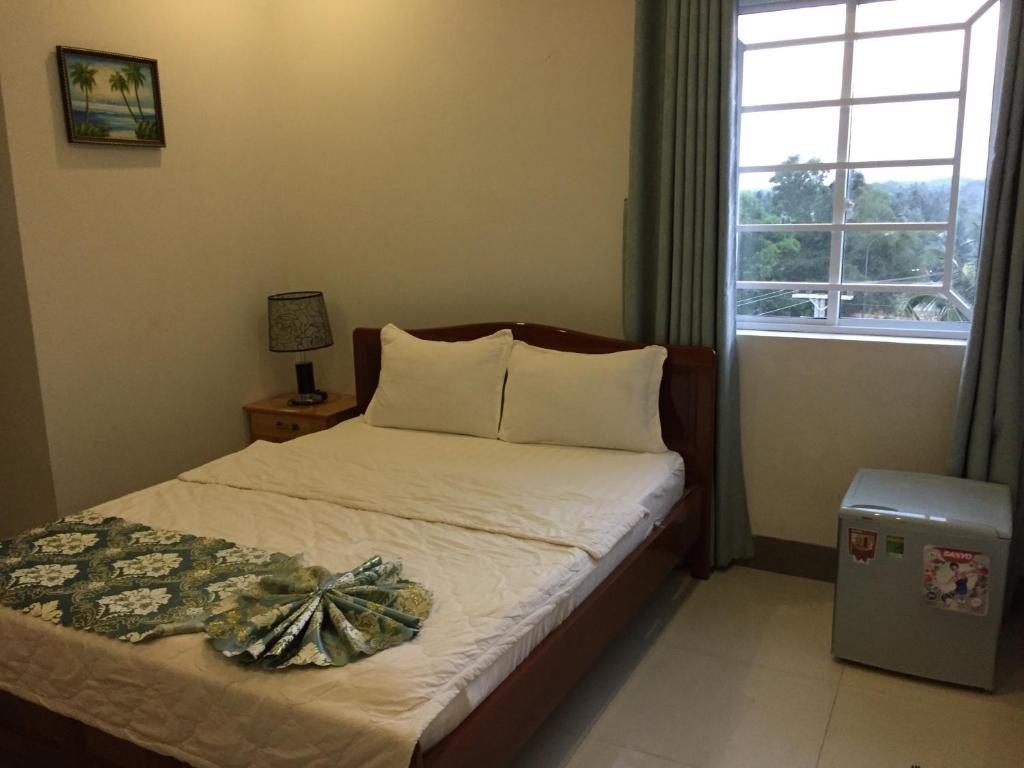 Giường trong phòng chung tại Minh Nhi Hotel