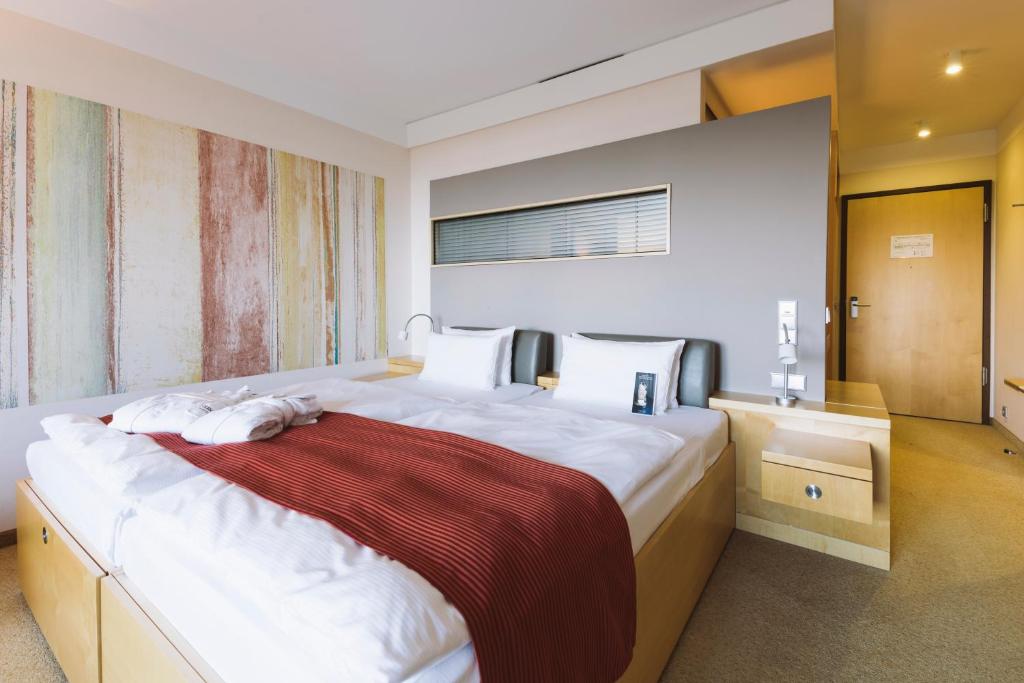 Ein Bett oder Betten in einem Zimmer der Unterkunft A-ROSA Travemünde