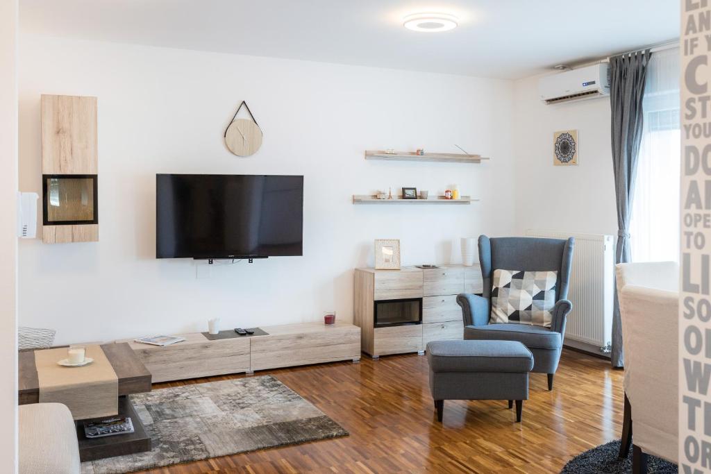 Spacious 2BDR Apartment with balcony - FREE PARKING