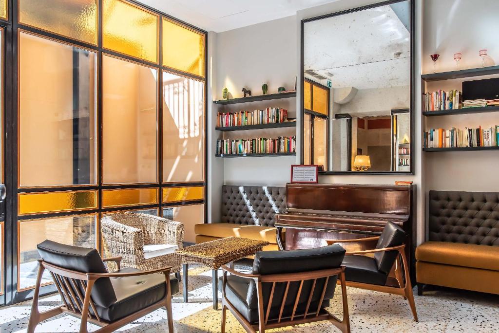 Uma área de estar em Albergo Etico Roma