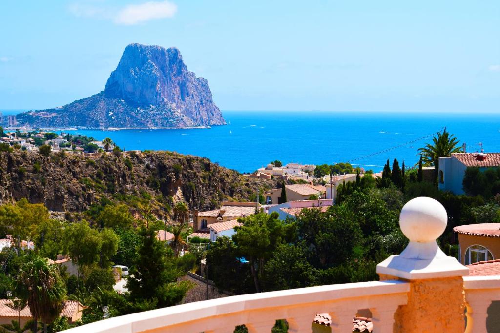 a view of the amalfi coast from a balcony at VILLA SPARTACUS - piscina privada y vistas al mar in Calpe