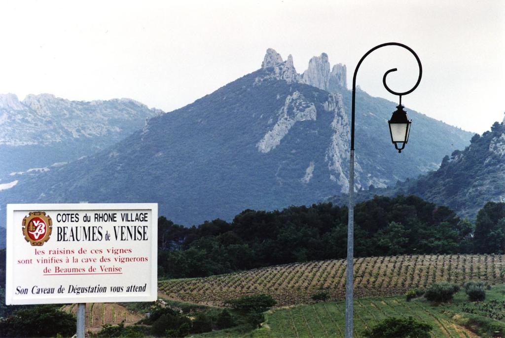 un feu de rue et un panneau devant une montagne dans l'établissement Appartement au Coeur de la Provence, à Beaumes-de-Venise