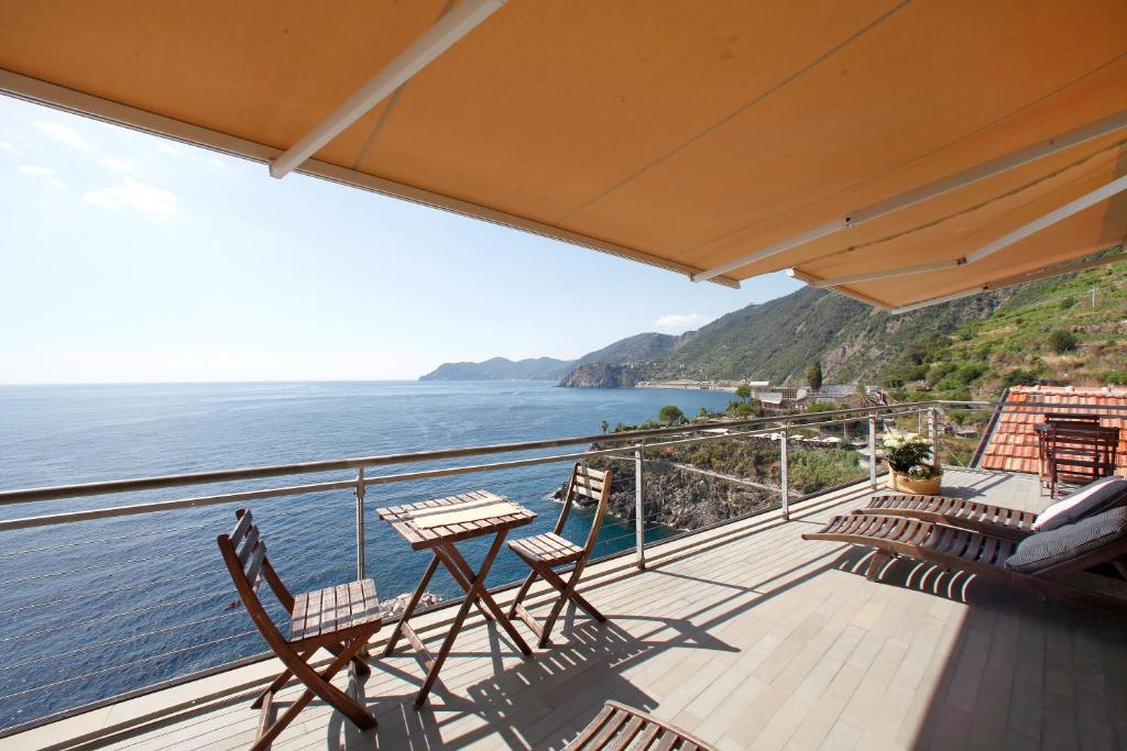 a balcony with chairs and a view of the ocean at Arpaiu in Manarola