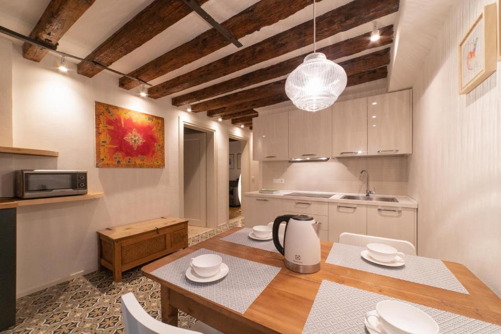 une cuisine avec une table en bois et une salle à manger dans l'établissement Museums District, à Venise