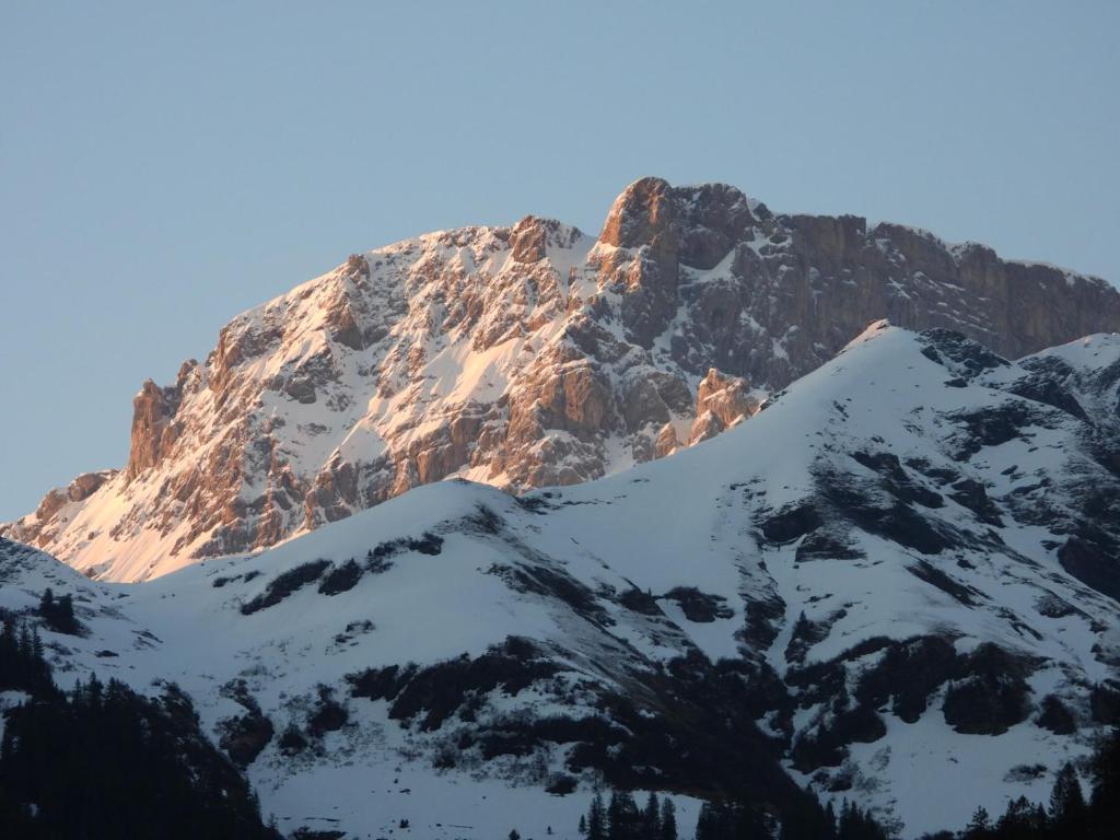 Ein allgemeiner Bergblick oder ein Berglick von des Hotels aus