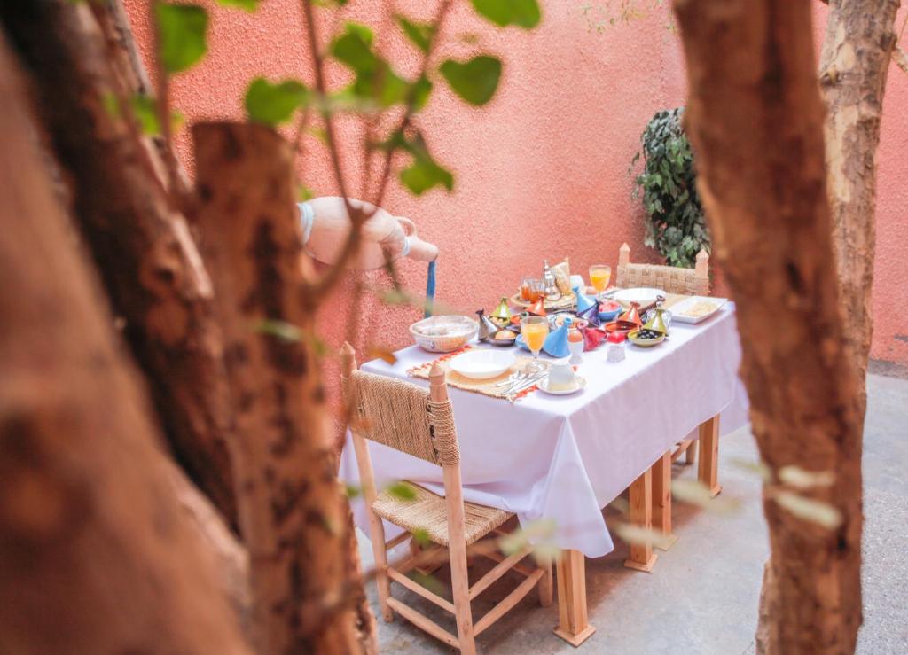 een tafel met een witte tafeldoek erop bij Dar Widad in Ouarzazate