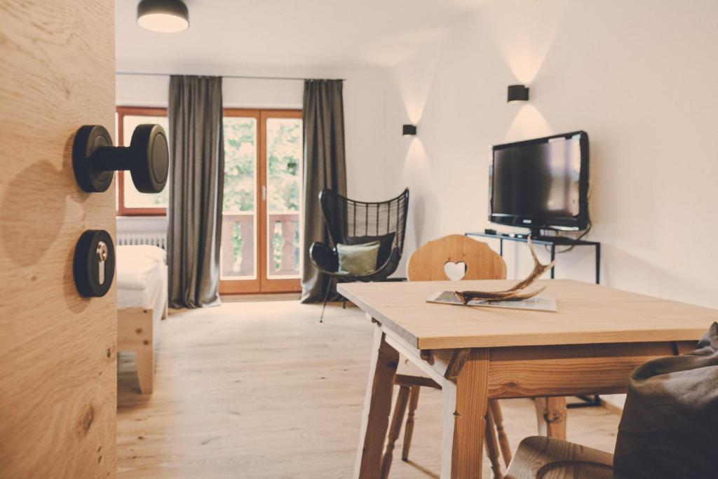 TV a/nebo společenská místnost v ubytování Der Lederer Hof - Boutique Apartments