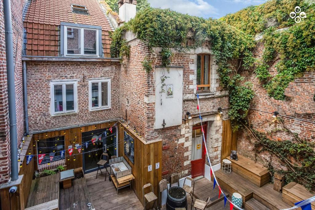 Elle offre une vue sur un bâtiment en briques doté d'une terrasse. dans l'établissement The People - Lille, à Lille
