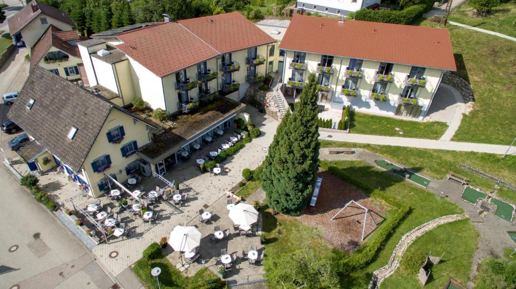 eine Luftansicht auf ein Gebäude mit Innenhof in der Unterkunft Hotel Waldblick in Schenkenzell