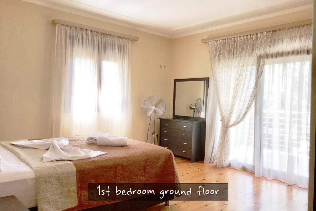 Postel nebo postele na pokoji v ubytování Astris Traditional Private Villa