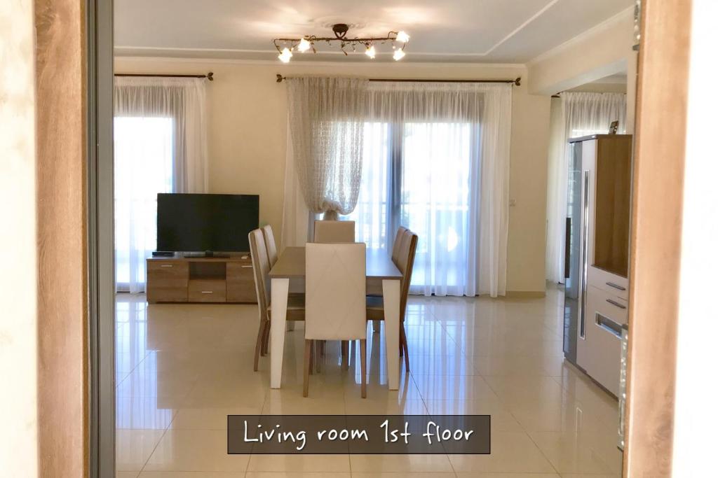 TV a/nebo společenská místnost v ubytování Astris Traditional Private Villa