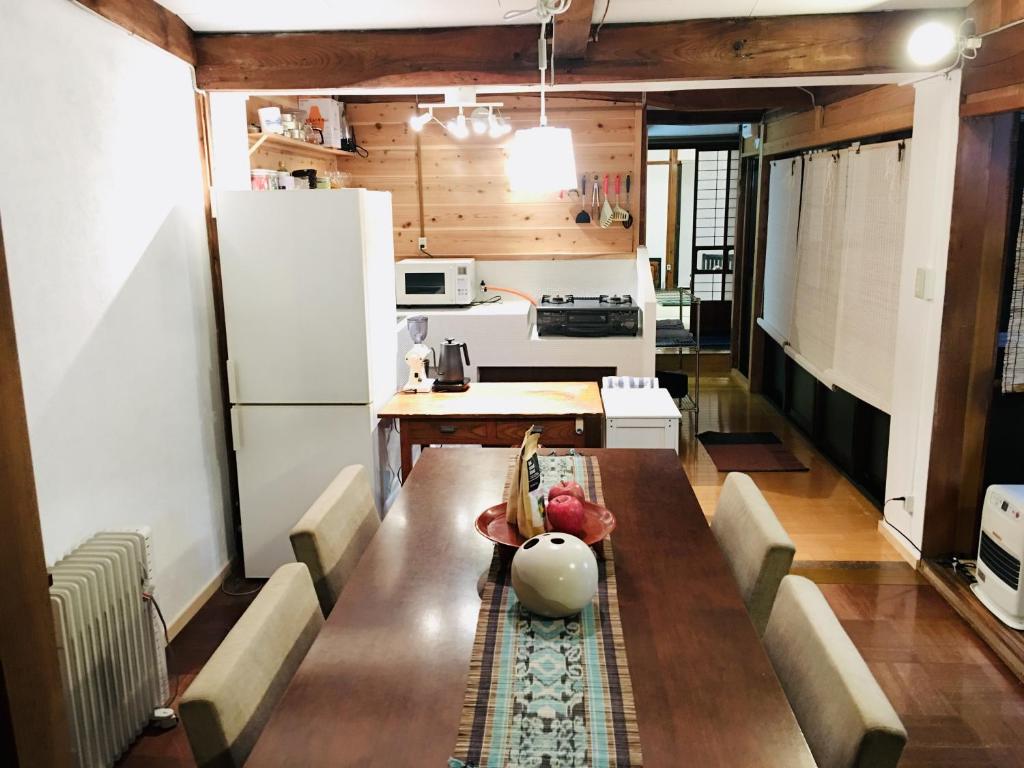 Kuchyň nebo kuchyňský kout v ubytování Little Bird Inn 旧Minato Guesthouse