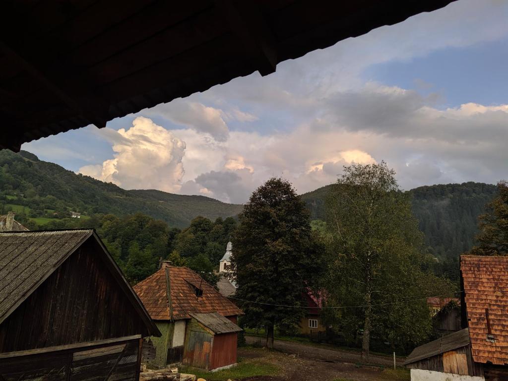 Nespecifikovaný výhled na hory nebo výhled na hory při pohledu z venkovského domu