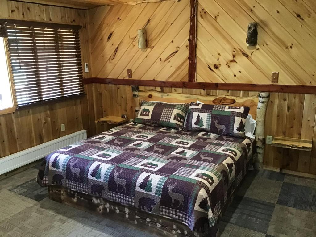 Tempat tidur dalam kamar di Halfway House Motel