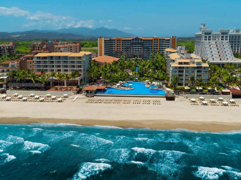 uma vista aérea do resort e da praia em Krystal Grand Nuevo Vallarta em Nuevo Vallarta 