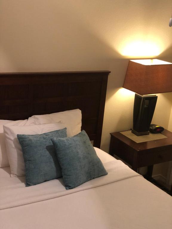 Letto o letti in una camera di The Reside Fully Furnished Condos - Medical Stays Welcome
