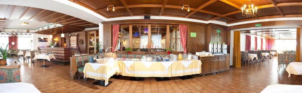 Restoran või mõni muu söögikoht majutusasutuses Hotel Linde