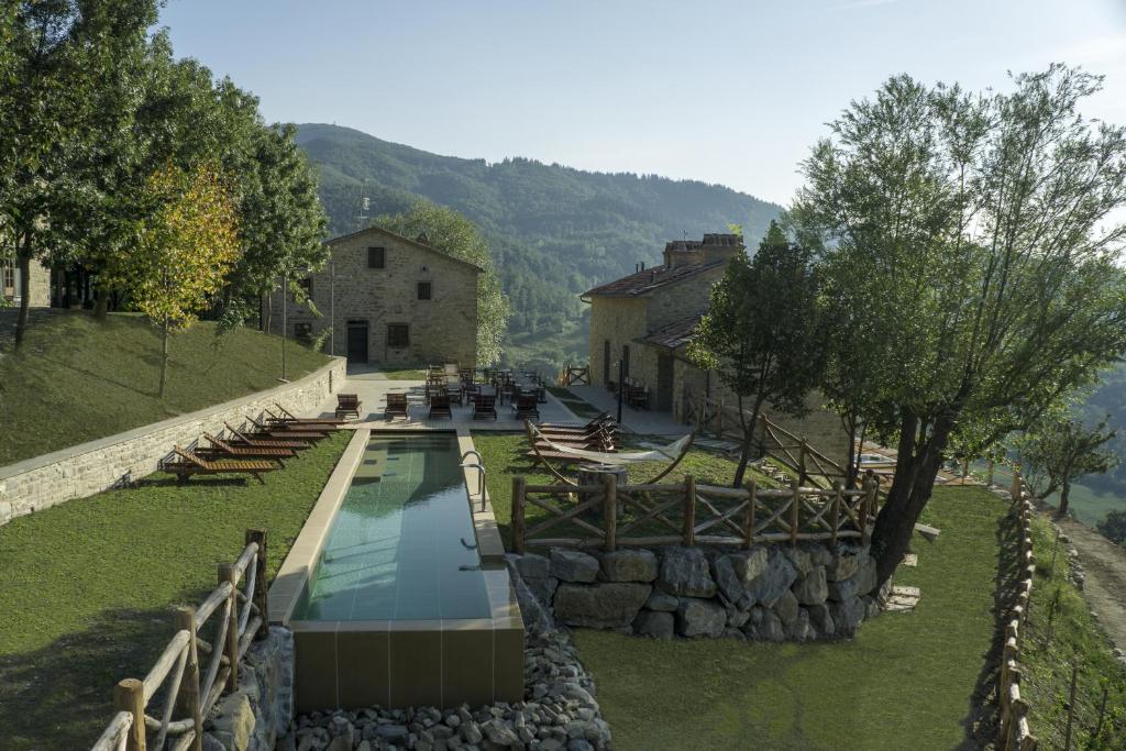 a swimming pool in front of a building at AGRITURISMO INCISA in Bagno di Romagna