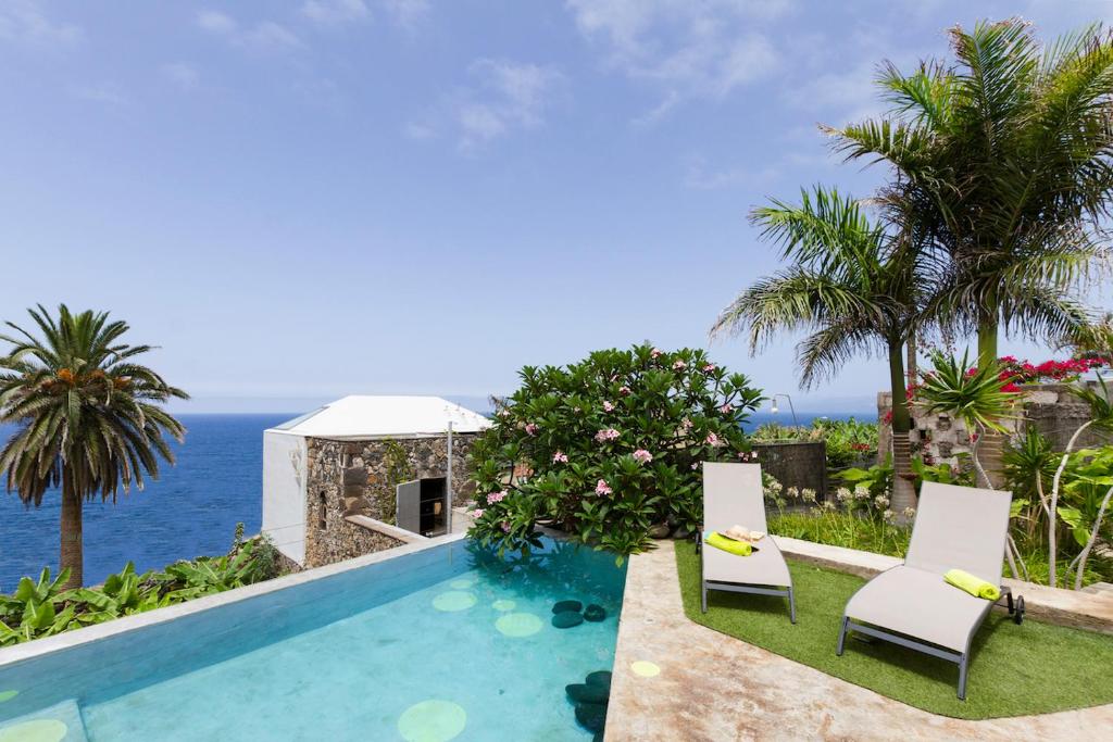 Villa con piscina y vistas al océano en El Susurro Ecoliving VILLA GUINCHO, en San Juan de la Rambla