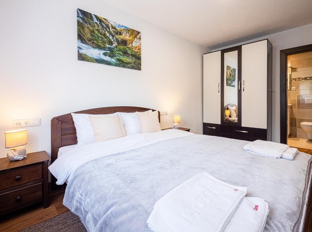 Postel nebo postele na pokoji v ubytování Apartmani Zeder Plitvička jezera