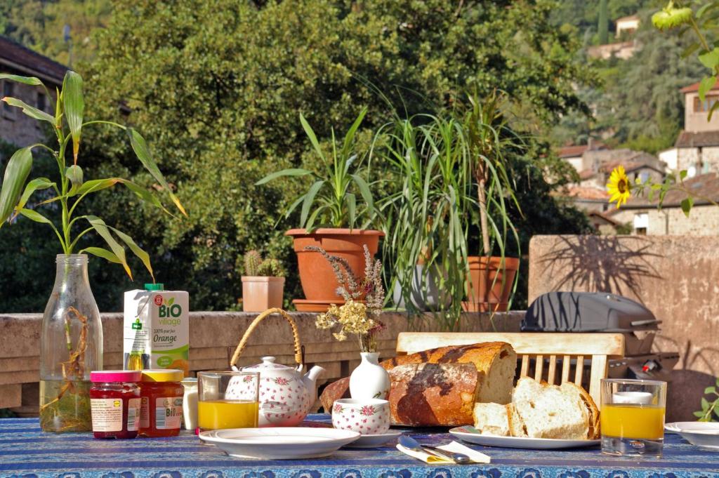 - une table avec du pain et d'autres aliments dans l'établissement Les chambres Anglaises, à Largentière