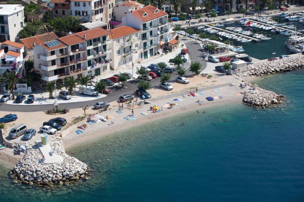 een luchtzicht op een strand met een groep mensen bij Villa NEDE in Podgora