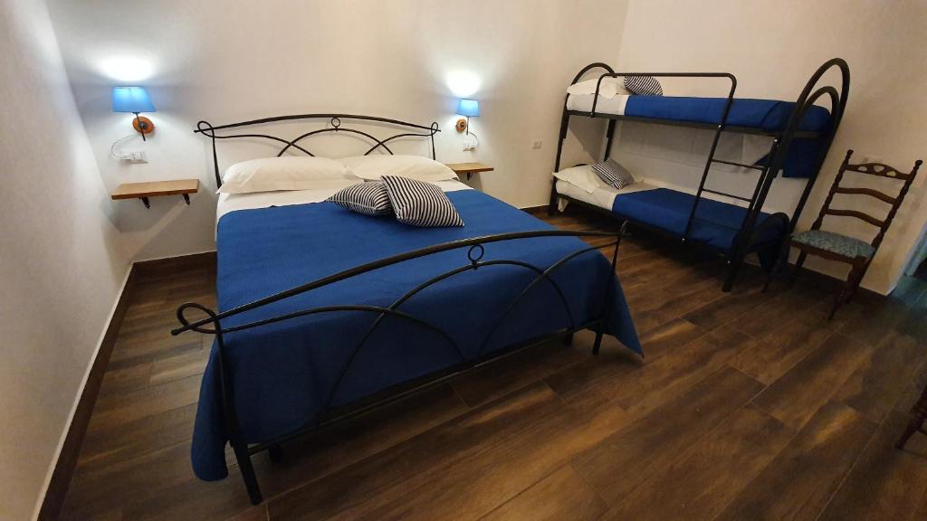 um quarto com uma cama azul e um beliche em DOMU NOSTA di Giulio & Ignazia Room1 em Santa Luria