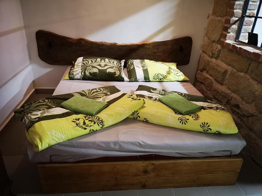 2 letti con cuscini in una stanza di Green Apartments a Luštěnice