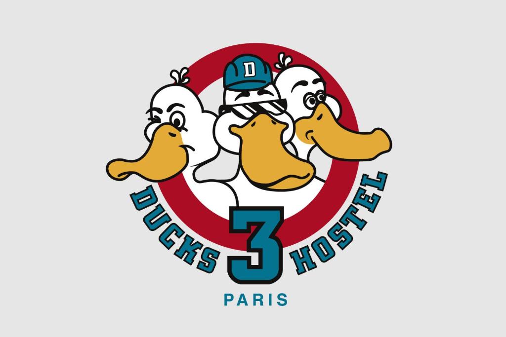 ein Logo für die neuen philadelphia phillies in der Unterkunft The 3 Ducks Eiffel Tower by Hiphophostels in Paris