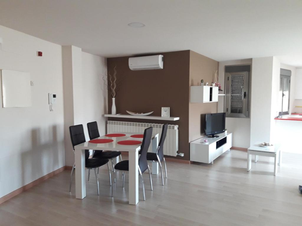 a kitchen and dining room with a table and chairs at Apartamento ÁTICO in Valdepeñas