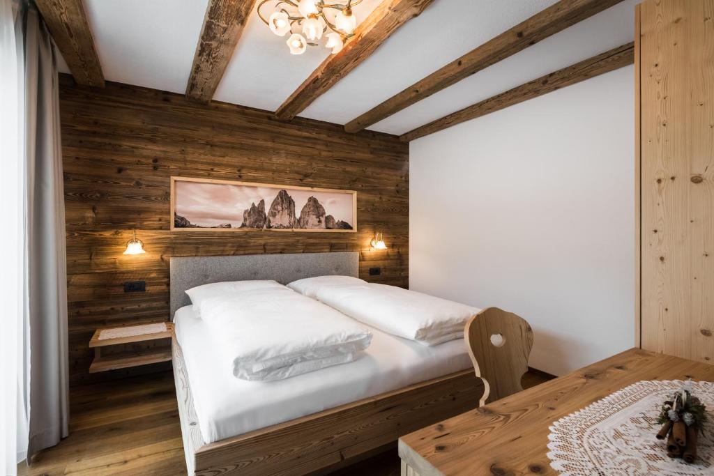 Łóżko lub łóżka w pokoju w obiekcie Chalet Dolomit