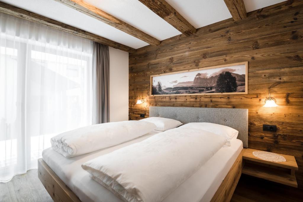 Łóżko lub łóżka w pokoju w obiekcie Chalet Dolomit