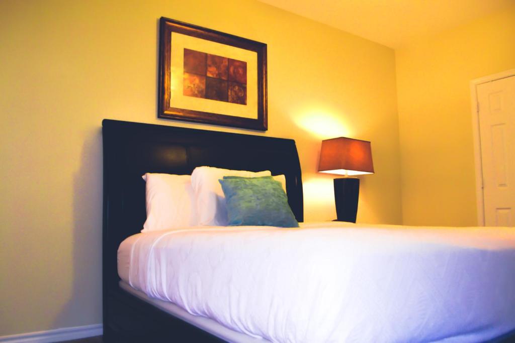 Letto o letti in una camera di The Reside Fully Furnished Condos - Medical Stays Welcome